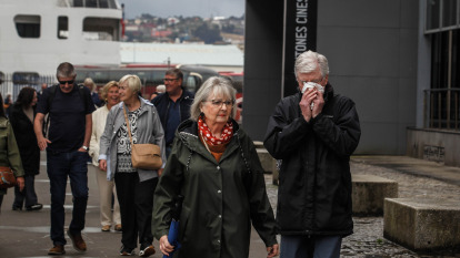 Los pasajeros del 'Ambition', que habían sido confinados en Burdeos por un brote de norovirus, desembarcando en A Coruña