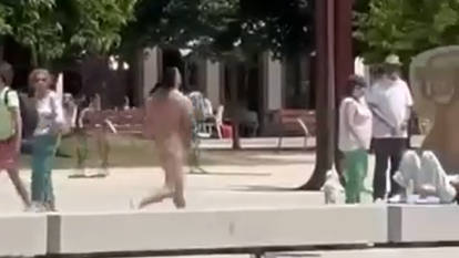 Corredor desnudo por La Marina