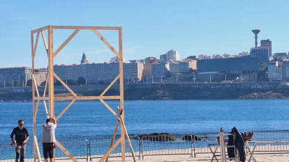 Montaje de la falla de San Juan en la playa de Riazor de A Coruña
