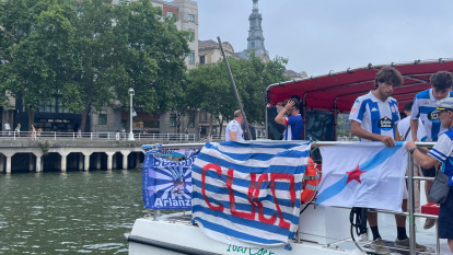 El deportivismo celebra el ascenso en gabarra por Bilbao