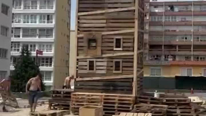Hoguera de la Torre de Hércules en el Barrio de las Flores