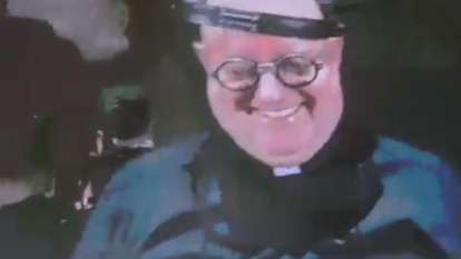 Padre Guilherme es un sacerdote que pincha música electrónica con frases religiosas.