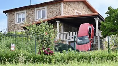 El coche que cayó por el balcón de una casa en Oleiros