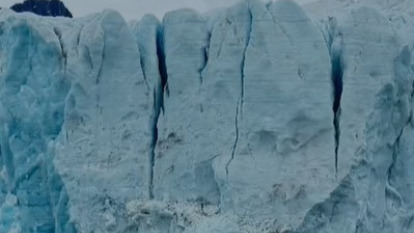 Un gran glaciar en la costa de Svalbard