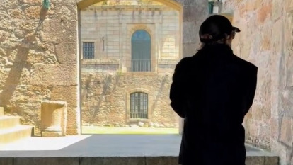 Adrian Smith, de Iron Maiden, en el museo arqueológico del castillo de San Antón