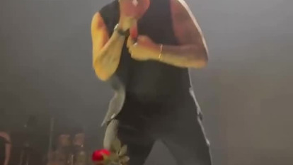 Alejandro Sanz recoge la Rosa de Tere Mata y le dedica unas palabras