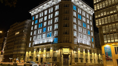 El Banco Pastor se ilumina con los colores de la bandera de Galicia