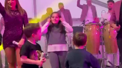 Mateo Cambón canta con Los Satélites
