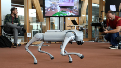Robots haciendo demostraciones prácticas