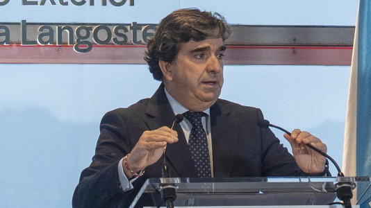 La directora de la refinería, Natalia Barreiro, y el presidente del Puerto de A Coruña, Martín Fernández Prado, se encargaron de rubricar el acuerdo ante representantes como el presidente de la Xunta, Alfonso Rueda; el secretario de Estado de Transportes, José Antonio Santano; la alcaldesa de A Coruña, Inés Rey, y el de Arteixo, Carlos Calvelo; o el presidente de Repsol, Antonio Brufau