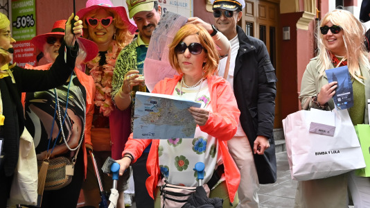 La alcaldesa, que ya triunfó otros años como Shakira o vestida de jabalí, optó en este 2026 por disfrazarse de una turista en trasatlántico, andador y mapa en mano