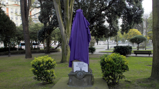 La estatua de Manuel Murguía amaneció tapada por un burka