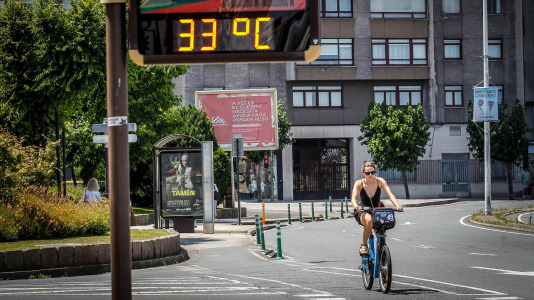 Las altas temperaturas llevaron a mucha gente a las playas para refrescarse