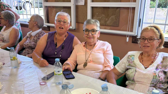 La Asociación de Vecinos organizó una comida y una exposición para mostrar todo lo que han hecho durante el curso los participantes en los diferentes talleres