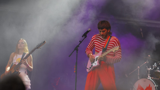 El Atlantic Pride 2026 celebró su tercera jornada en una velada con dos propuestas drag con identidad propia (Saia Santa y Electra) y de dos de las voces de la nueva escena musical gallega (Arde y Montedapena)