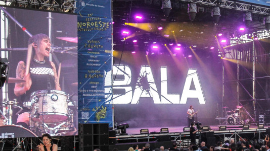 La banda gallega de rock/grunge Bala en su actuación en la playa de Riazor