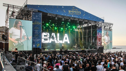 La banda gallega de rock/grunge Bala en su actuación en la playa de Riazor