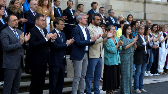 Minuto de silencio en Santiago en repulsa por el crimen machista cometido en Oia