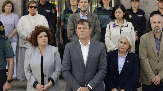 Minuto de silencio en A Coruña por la mujer asesinada en Oia (4)