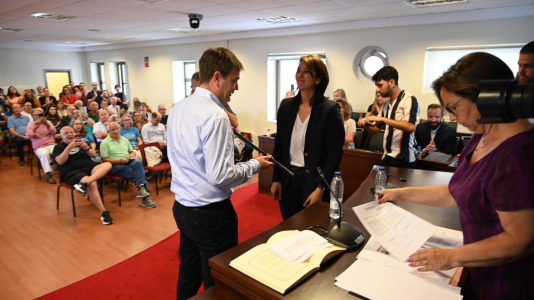 La exalcaldesa María Nogareda entrega el bastón a Portela