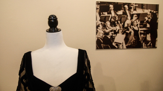 Una muestra reúne en la sala municipal de exposiciones de Palexco medio centenar de trajes de alta costura y ‘pret a porter’ de (3)