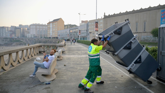 La resaca de la Noche de San Juan en A Coruña @Javier Alborés (11)