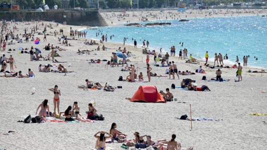 Algunas de las parcelas que desde este jueves ocupan los que que quieren festejar San Juan en Riazor y el Orzán @Javier Alborés (4)