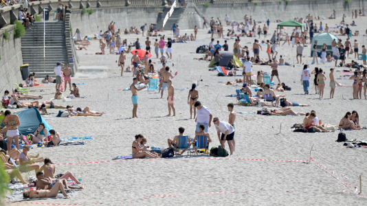 Algunas de las parcelas que desde este jueves ocupan los que que quieren festejar San Juan en Riazor y el Orzán @Javier Alborés (5)