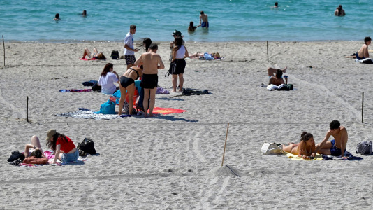 Algunas de las parcelas que desde este jueves ocupan los que que quieren festejar San Juan en Riazor y el Orzán @Javier Alborés (6)