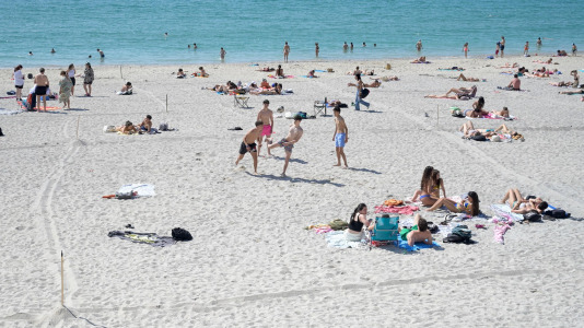 Algunas de las parcelas que desde este jueves ocupan los que que quieren festejar San Juan en Riazor y el Orzán @Javier Alborés (2)