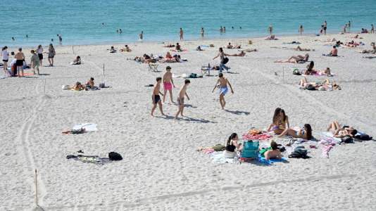 Algunas de las parcelas que desde este jueves ocupan los que que quieren festejar San Juan en Riazor y el Orzán @Javier Alborés (3)