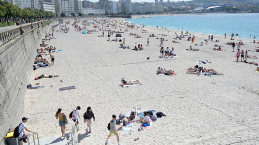 Algunas de las parcelas que desde este jueves ocupan los que que quieren festejar San Juan en Riazor y el Orzán @Javier Alborés (1)