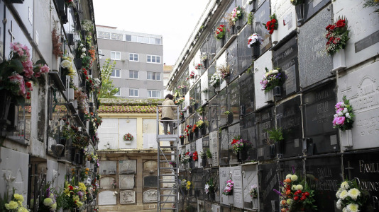 Los coruñeses visitan los cementerios en el Día de Todos los Santos @Quintana (40)