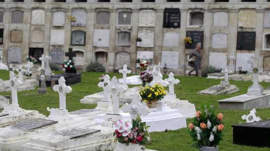 Los coruñeses visitan los cementerios en el Día de Todos los Santos @Quintana (43)