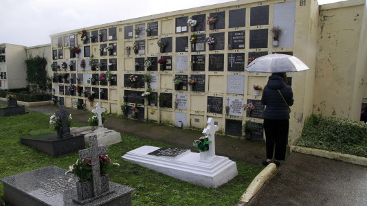 Los coruñeses visitan los cementerios en el Día de Todos los Santos @Quintana (34)