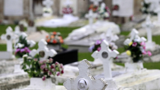 Los coruñeses visitan los cementerios en el Día de Todos los Santos @Quintana (41)