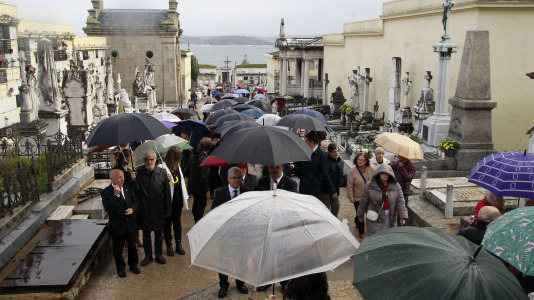Los coruñeses visitan los cementerios en el Día de Todos los Santos @Quintana (32)