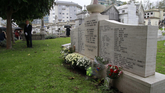 Los coruñeses visitan los cementerios en el Día de Todos los Santos @Quintana (23)