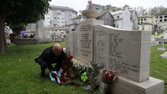 Los coruñeses visitan los cementerios en el Día de Todos los Santos @Quintana (24)