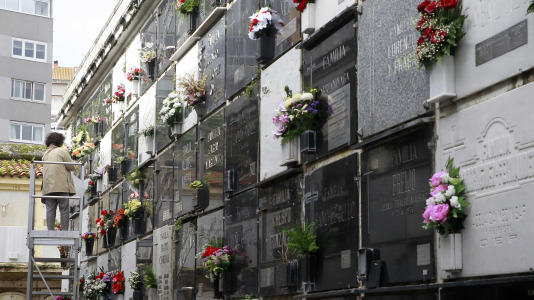 Los coruñeses visitan los cementerios en el Día de Todos los Santos @Quintana (39)