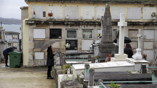 Los coruñeses visitan los cementerios en el Día de Todos los Santos @Quintana (19)