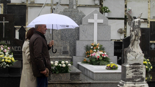 Los coruñeses visitan los cementerios en el Día de Todos los Santos @Quintana (22)