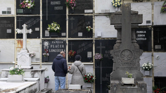 Los coruñeses visitan los cementerios en el Día de Todos los Santos @Quintana (7)