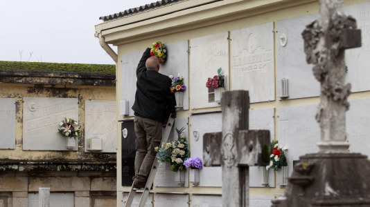Los coruñeses visitan los cementerios en el Día de Todos los Santos @Quintana (21)