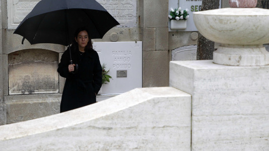 Los coruñeses visitan los cementerios en el Día de Todos los Santos @Quintana (26)