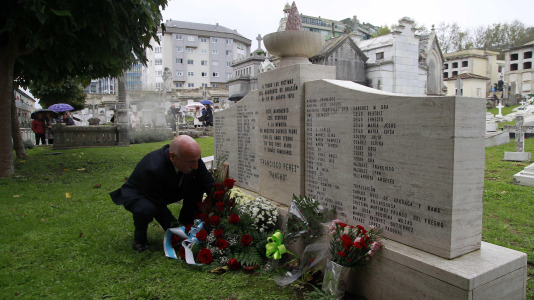 Los coruñeses visitan los cementerios en el Día de Todos los Santos @Quintana (25)