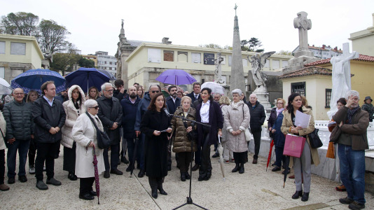 Los coruñeses visitan los cementerios en el Día de Todos los Santos @Quintana (12)