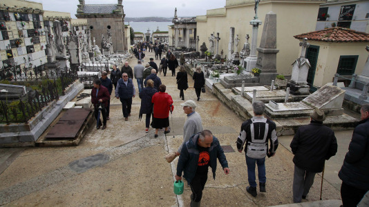 Los coruñeses visitan los cementerios en el Día de Todos los Santos @Quintana (5)