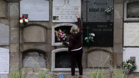 Los coruñeses visitan los cementerios en el Día de Todos los Santos @Quintana (2)