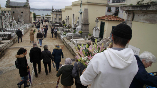 Los coruñeses visitan los cementerios en el Día de Todos los Santos @Quintana (6)